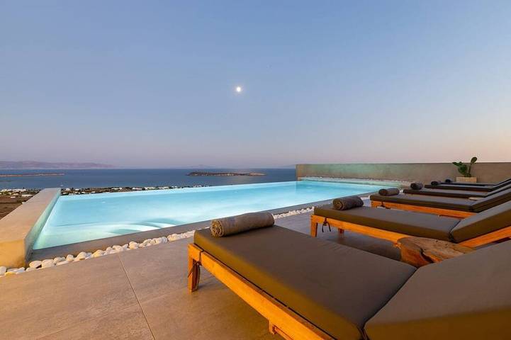 Vacation rental for 8 people, with Terrace and Yard in Paros