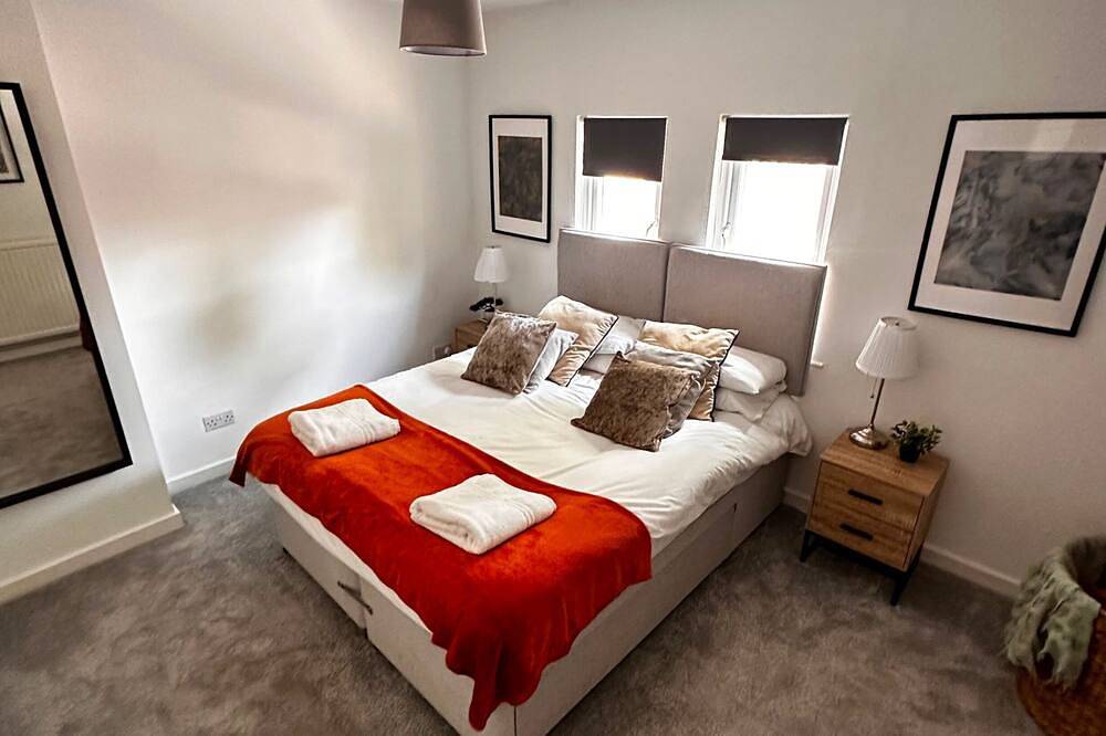 House Sleeps 4 with Patio in Warwick, Warwickshire