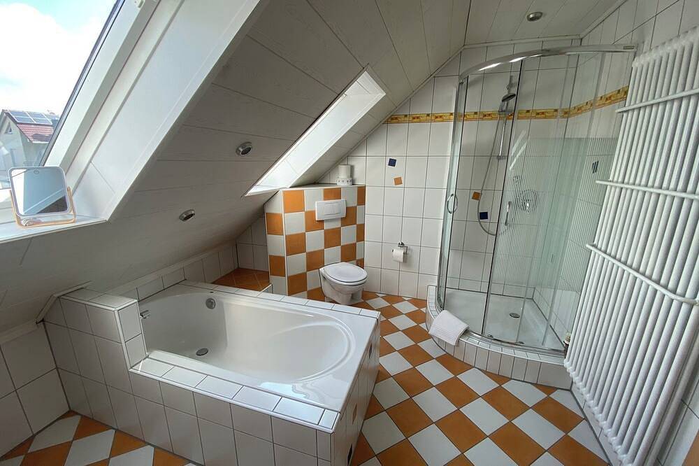 Ganze Wohnung, Ferienwohnung mit 95qm und sonnigem Balkon in Wolframs-Eschenbach, Romantische Straße