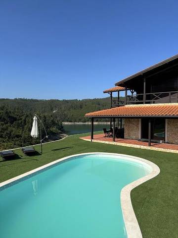 Location de vacances pour 18 personnes, avec vue et terrasse ainsi que jardin et piscine à Tomar