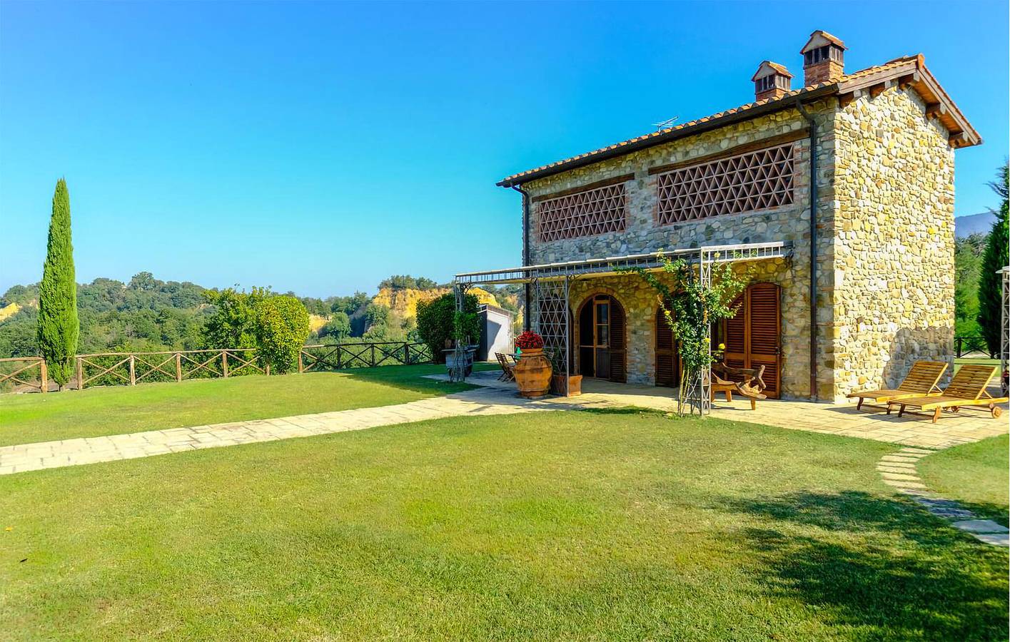 Charming Apartment with Pool and Terrace, 2km from Leccio in Reggello, Valdarno