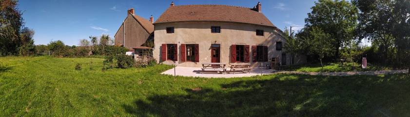 Gîte pour 15 personnes, avec terrasse ainsi que jacuzzi et jardin à Saulieu