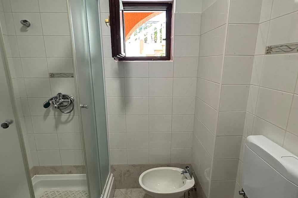 Ganze Wohnung, 1-Zimmer-Ferienwohnung mit Terrasse Mali Losinj, Losinj in Mali Lošinj, Lošinj