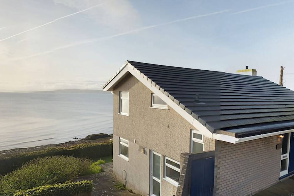 Gosteg great sea views, dog friendly, restaurants and centre metres away. Aonb in Moelfre, Isle of Anglesey