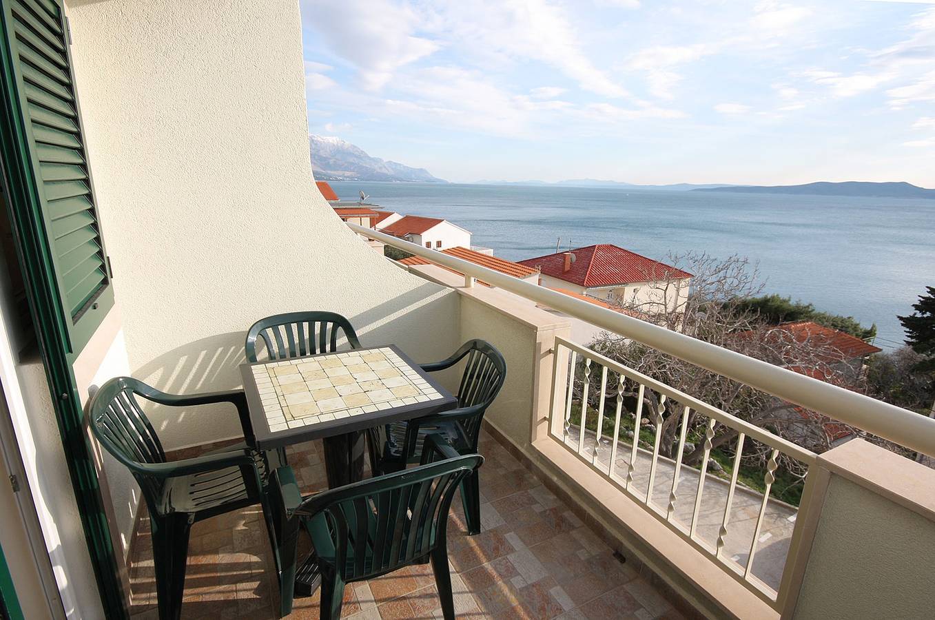 Ganze Wohnung, 2-Zimmer-Ferienwohnung mit Terrasse und Meerblick Pisak, Omis A-4815-b in Pisak, Omis-Riviera