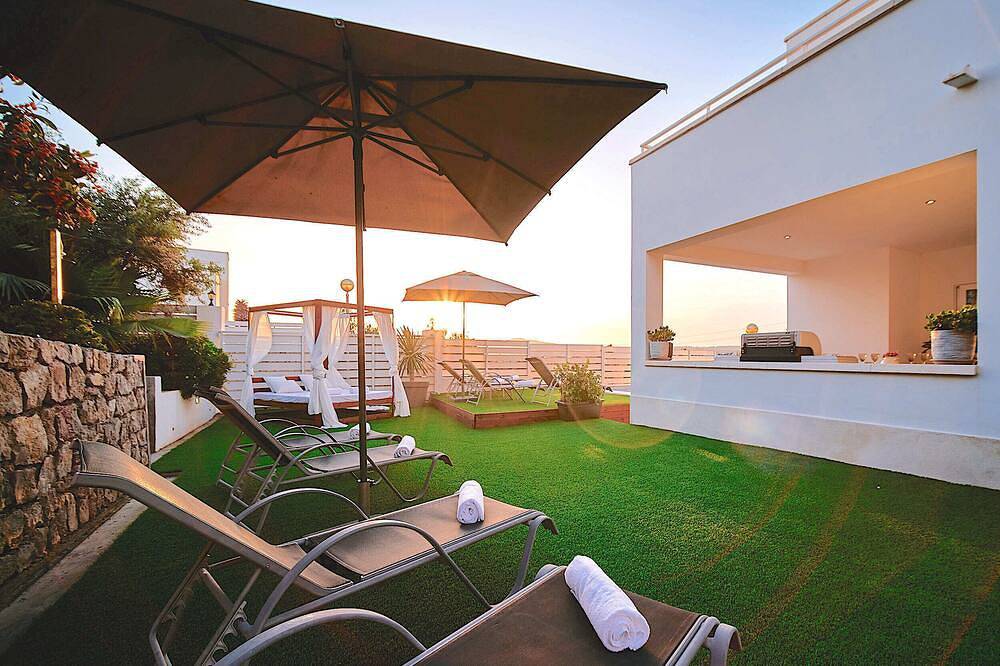 Villa With Pool 2Km From Ibiza Town And Talamanca Beach in Cap Martinet, Santa Eulària des Riu