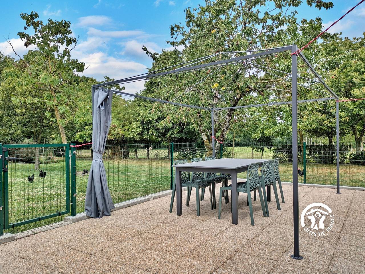 Gîte confortable pour 6 pers. avec grande terrasse in Saint-Michel-de-la-Roë, Mayenne