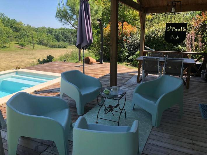 Location de vacances pour 6 personnes, avec Terrasse et Jardin ainsi que Piscine et Vue à Saint-Paul-Lizonne