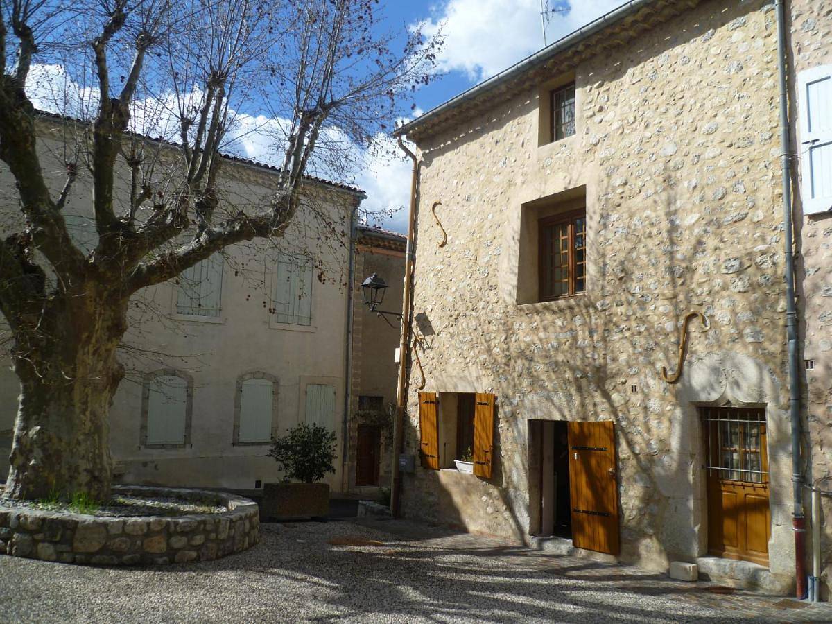 Une maison dans le village in Ribiers, Région de Gap