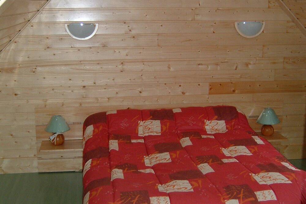 Chalet 3 chambres, 7 personnes, très grand terrain, calme et verdure. in Chapdes-Beaufort, Parc naturel régional des Volcans d'Auvergne