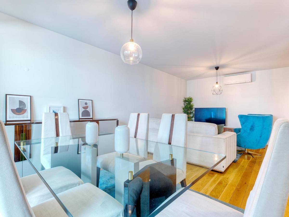 Apartamento inteiro, Three-Bedroom Apartment with Balcony in Lisboa, Costa de Lisboa