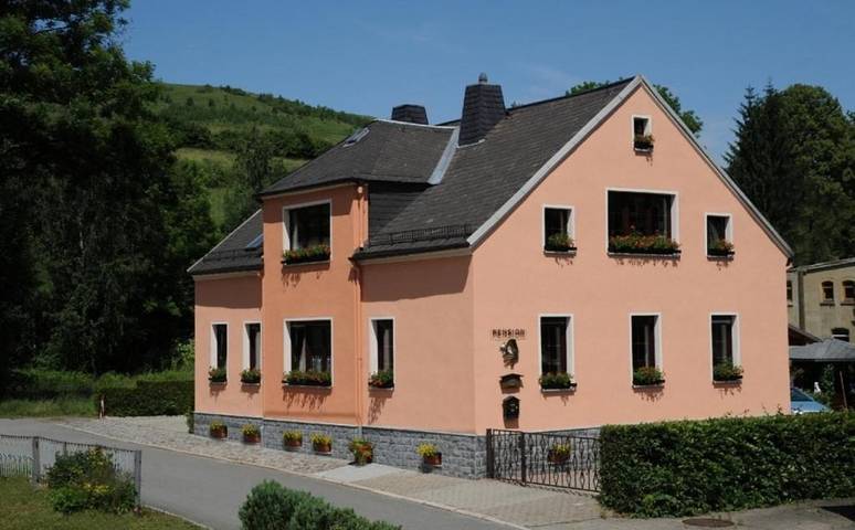 Ferienwohnung für 2 Personen, mit Terrasse und Garten sowie Ausblick in Bad Schlema
