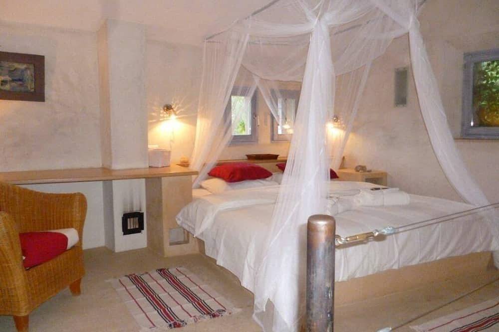 Provence villa quiet private pool large garden near pretty village 6 pers. in Claviers, Draguignan region