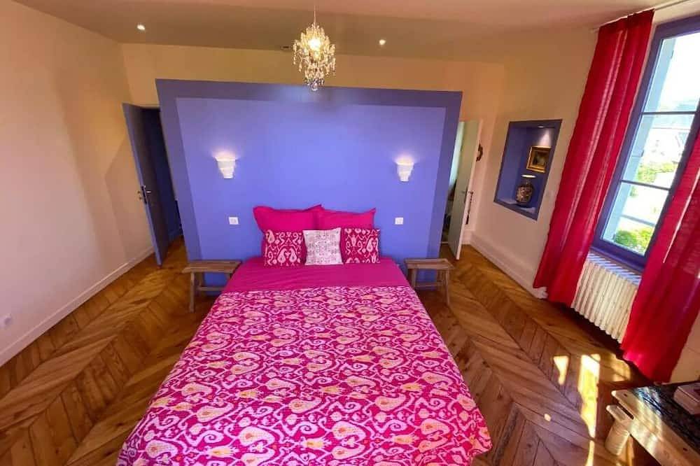 The colors of Commarin Chambre Bleue in Commarin, Beaune region