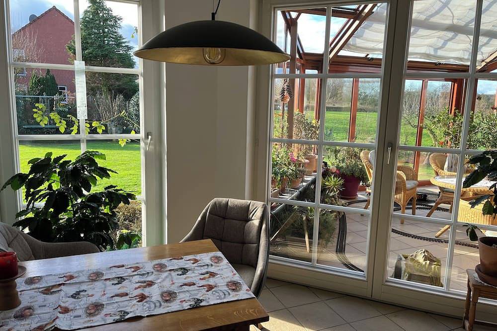 Ganze Wohnung, Zentral gelegene, ruhige Ferienwohnung mit Wintergarten und Blick auf die Werse in Sendenhorst, Kreis Warendorf