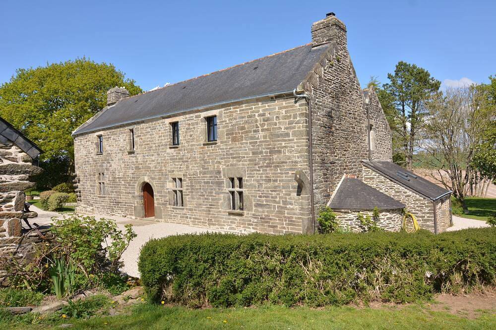 Charming guest room in a 16th century Breton manor in Lopérec, Châteaulin und Umgebung