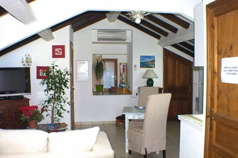 Large studio a small love nest. furnished accommodation 3 *** in Sainte-Lucie-de-Tallano, Parc naturel régional de Corse