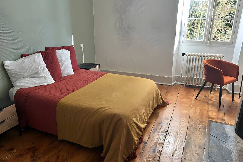 Entire apartment, Room 9 with Shared Terrace, Communal Garden and Wi-Fi in Vic-en-Bigorre, Hautes-Pyrénées