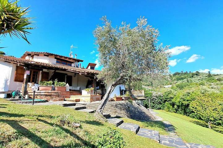 Villa Veranda, big private pool in relaxing green hills just 4 km from the beach in Camaiore (Toscana), Riviera Toscana