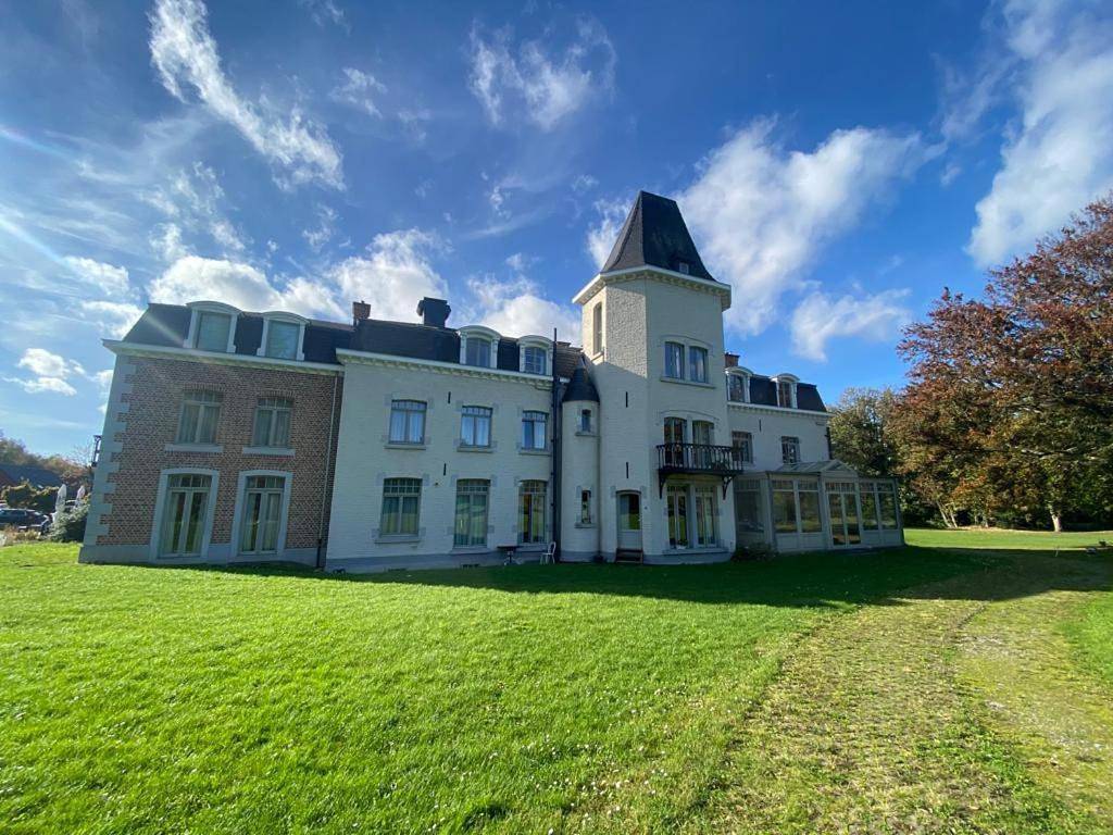 La chambre et le studio du château du golf de Bernalmont in Liège, Région de Liège
