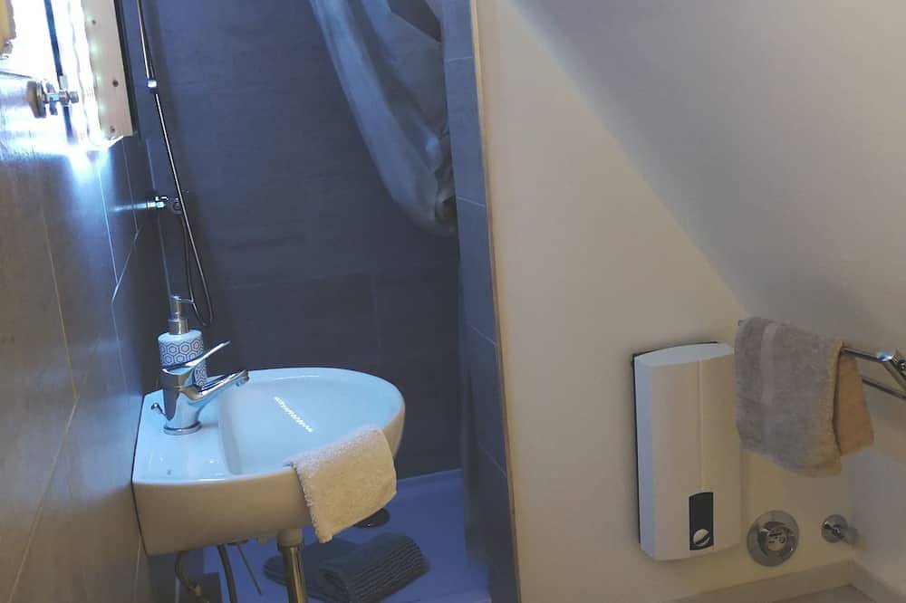 Ganze Wohnung, Glückauf im Dachgeschoss - schön und preiswert in Oberhausen, Ruhrgebiet