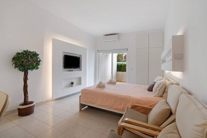 Geheel appartement, Appartement 'Peixe and Barco Studio's' met gedeeld zwembad, wifi en airconditioning in Vilamoura, Quarteira