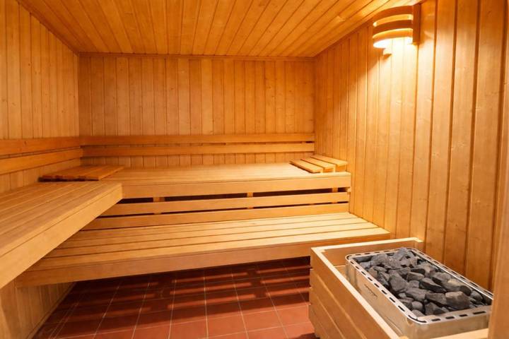 Hôtel pour 6 personnes, avec terrasse et jacuzzi ainsi que piscine et sauna à Le Brugeron - 2