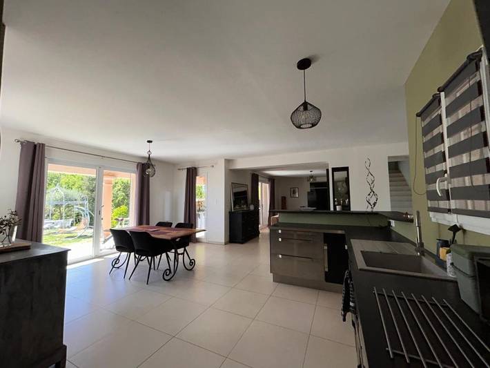 Location de vacances pour 6 personnes, avec Balcon et Jacuzzi ainsi que Terrasse et Jardin à Montferrat - 4