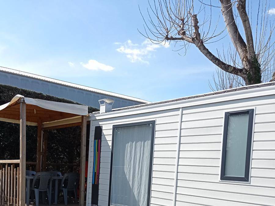 Flower Camping Les Paillotes en Ardeche - Mobilheim 7 personen - Family 32m² Premium (3 Schlafz. - 7 Pers.) + Klimaanlage + Lv + Überdachte Terrasse in Ruoms, Ardèche