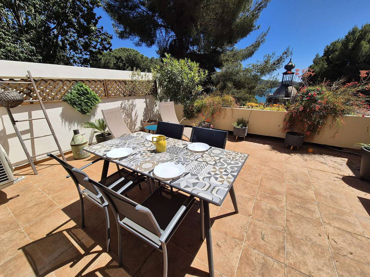 Ganze Ferienwohnung, Große Terrasse mit Meerblick, Plancha, Swimmingpool, Wlan, 2 Schlafzimmer in La Seyne-sur-Mer, Mittelmeerküste (Frankreich)