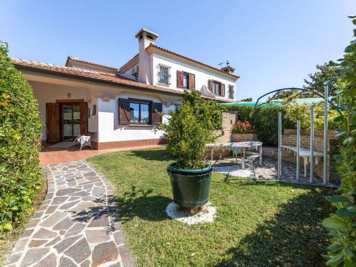 Agriturismo per 8 persone, con Terrazza e Giardino nonché Piscina a Osimo