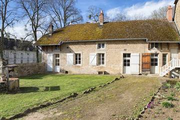 Gîte pour 7 personnes, avec jardin à Commarin