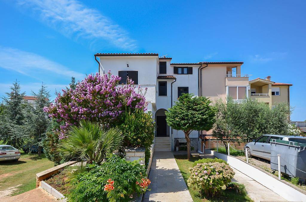 Ganze Wohnung, Ferienwohnung für 5 Personen mit Terrasse in Stinjan, Pula