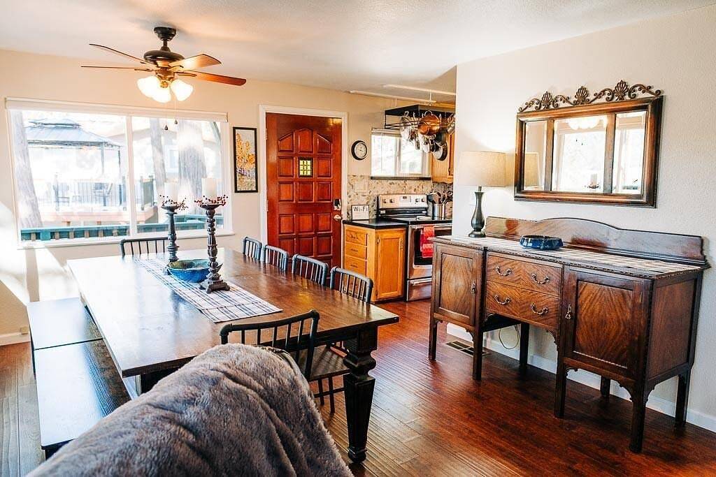 Al Fresco dining with lake views, boat slip & game room in Bass Lake