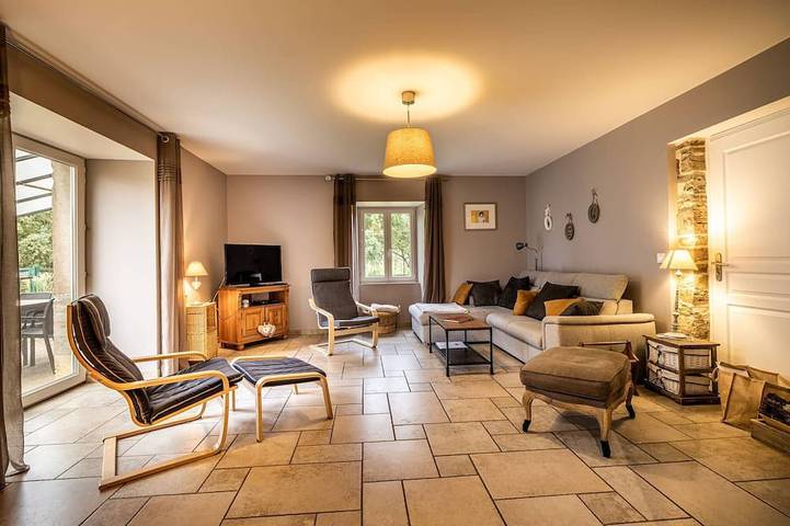 Old renovated farmhouse, charm, relaxation in the heart of nature on the Jura plateau in Lizine, Französischer Jura