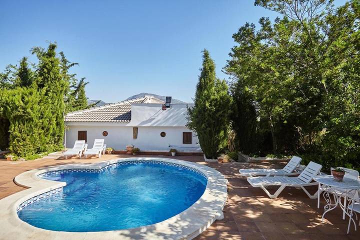 Apartamento para 6 personas, con jardín además de piscina y vistas en Castillo de Locubín