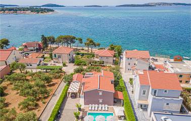 Ferienhaus für 12 Personen, mit Terrasse in Grad Šibenik