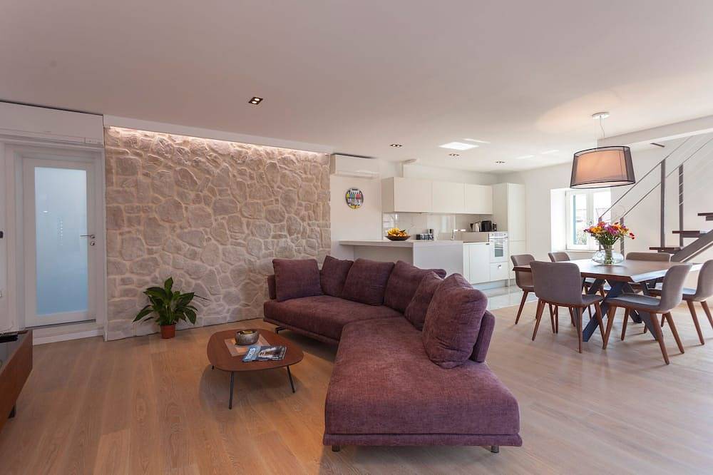 Appartement entier, The Square - appartement de luxe avec terrasse vue mer au coeur de la ville in Makarska, Makarska riviera