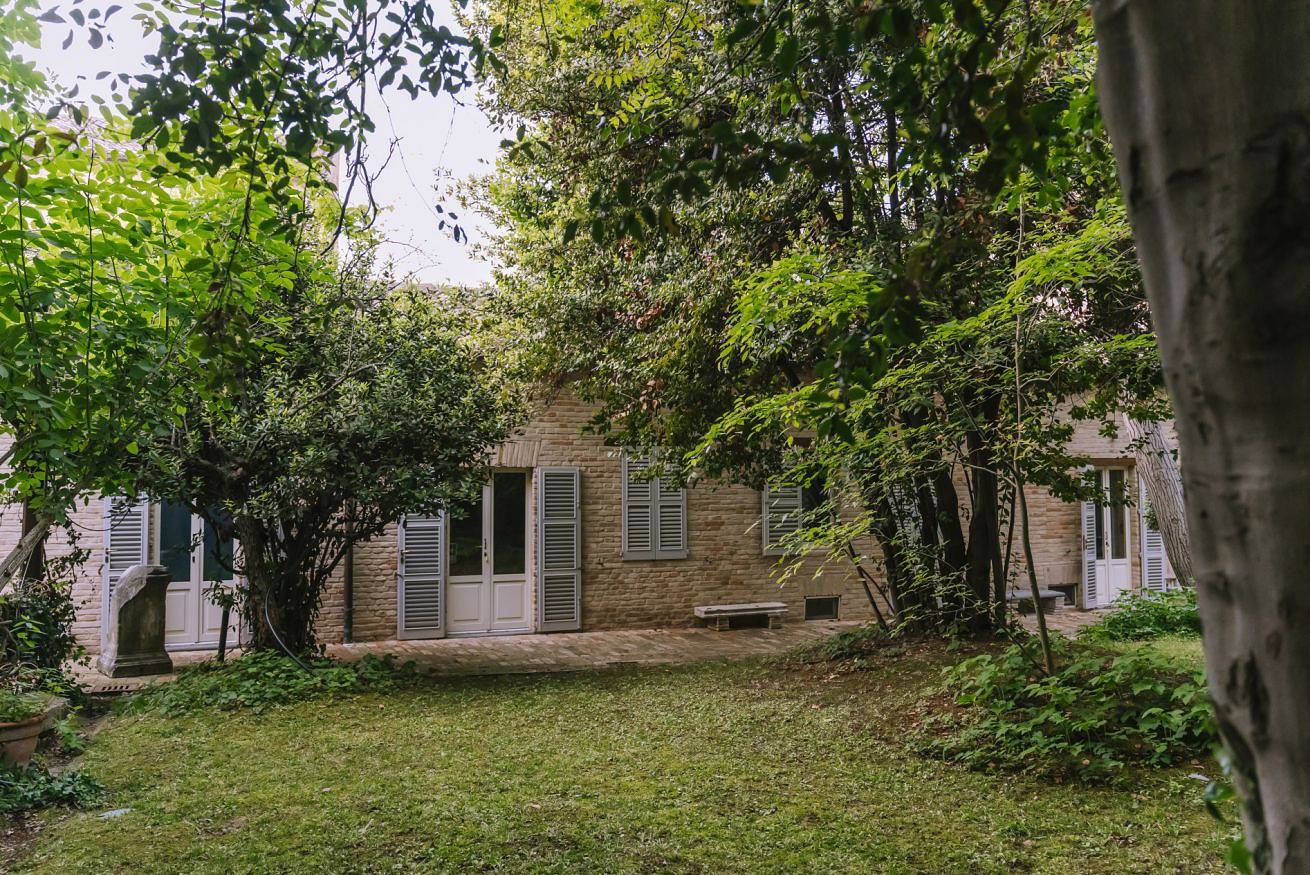 Appartement entier, The Barn: overlooking the secret garden, much loved by many. 7 km from beautiful sea beaches.        in Fermo (Village), Fermo