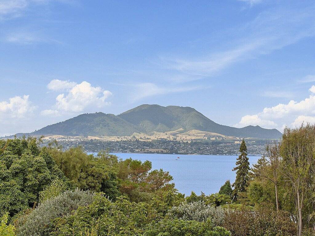 Hohe Lakeviews - Acacia Bay Ferienhaus in Taupo, Taupo District