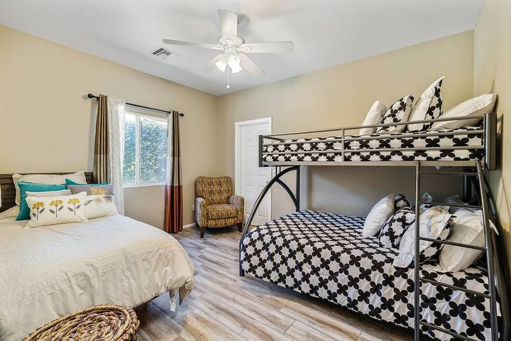 Vacation rental for 12 people, with yard and terrace in Desert Hot Springs