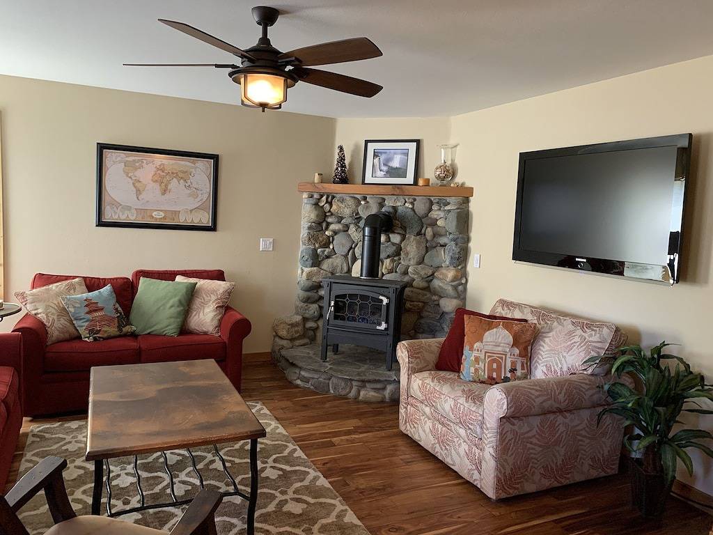 Ganze Wohnung, 2 Br plus Loft Familienfreundliche aktualisierte Wohnung in der Nähe von Ski Hill, See & Wandern in Truckee, Donner Lake