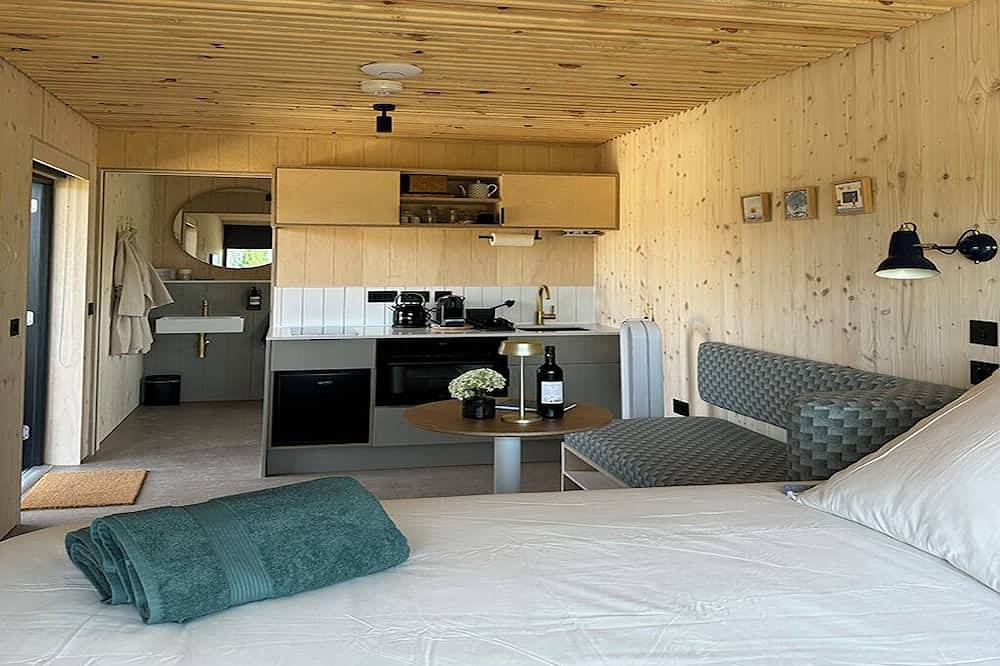 Unique & tranquil vineyard cabin getaway in Berson, Región de Blaye