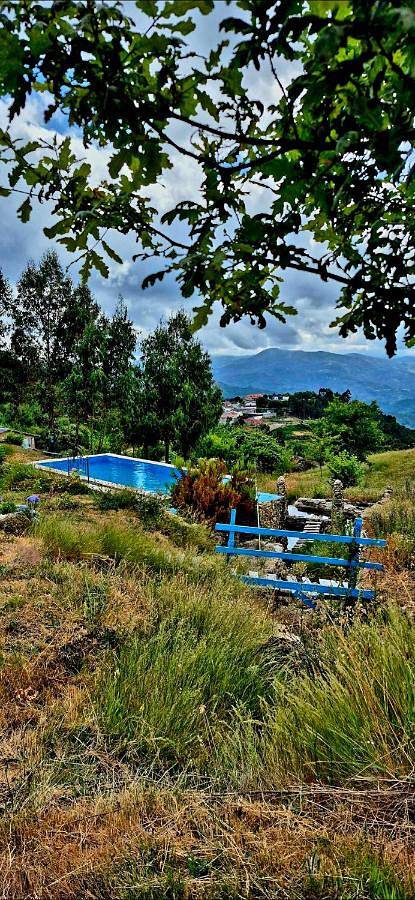 Gîte pour 2 personnes, avec vue ainsi que jardin et piscine dans Castro Daire