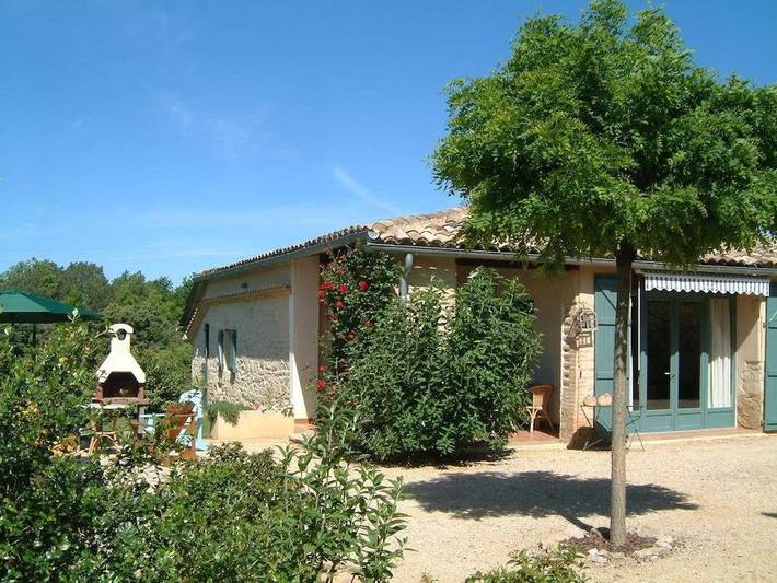 Location de vacances pour 4 personnes, avec piscine et terrasse ainsi que vue et jardin à Monclar-de-Quercy