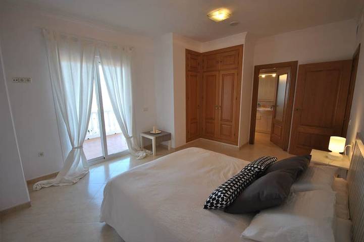 Villa mit Blick auf den See, eigenem Pool und Parkplatz 30 Minuten vom Strand entfernt in Periana, Málaga Provinz