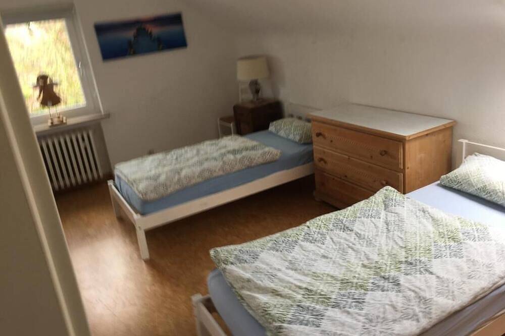 Entire apartment, Large apartment for fitters Troisdorf | 100 sqm | up to 6 pers. | balcony | parking lot in Troisdorf, Rhein-Sieg-Kreis