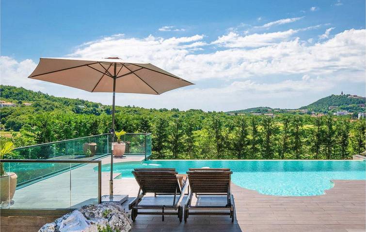 Spacious 2BR Apartment with Terrace & Wi-Fi, 2km to City Center in Labin City, Labin