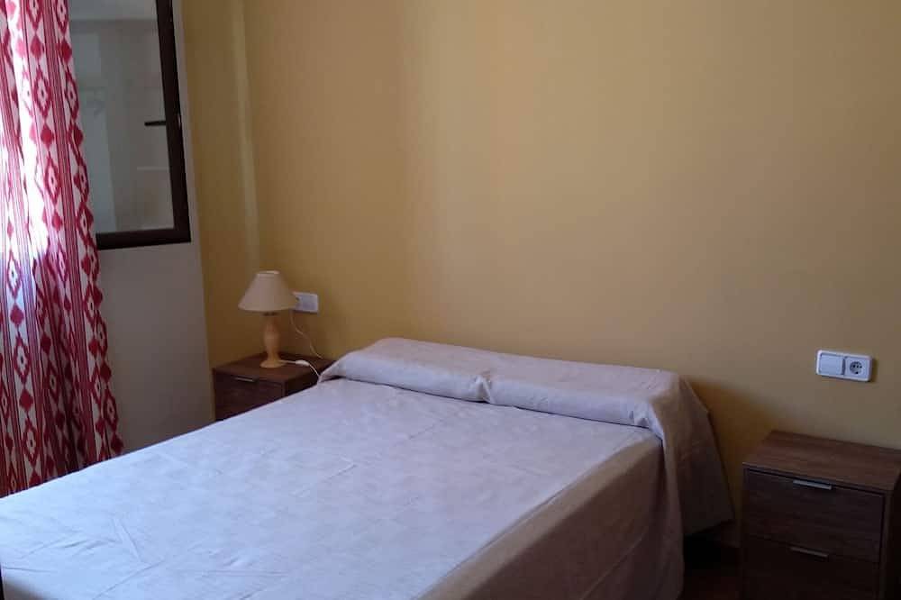 Great rooms in a nearby and quiet village house. in Portol, Marratxí