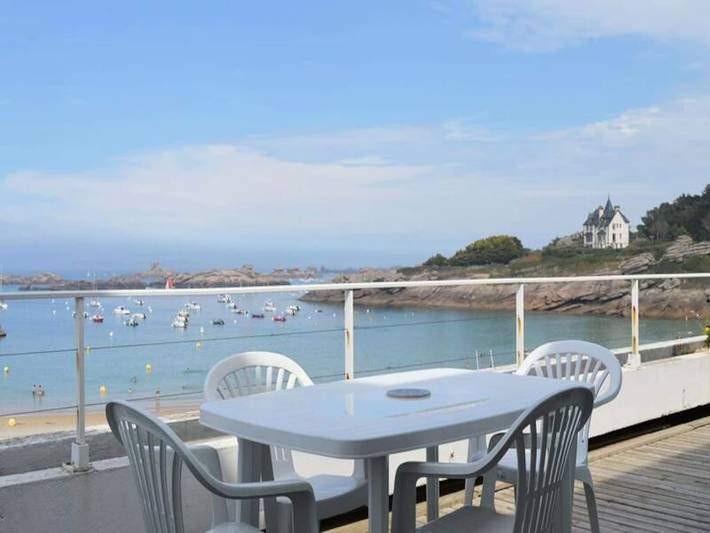 Gîte pour 4 personnes, avec terrasse, adapté aux familles dans Plage de Grève Blanche